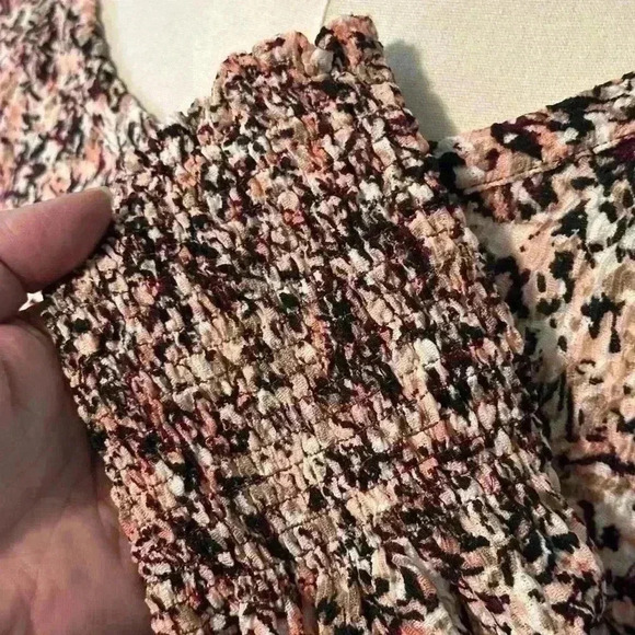 Loft Women’s Floral Top. Roushed Cuffs. Size Large - Picture 5 of 6